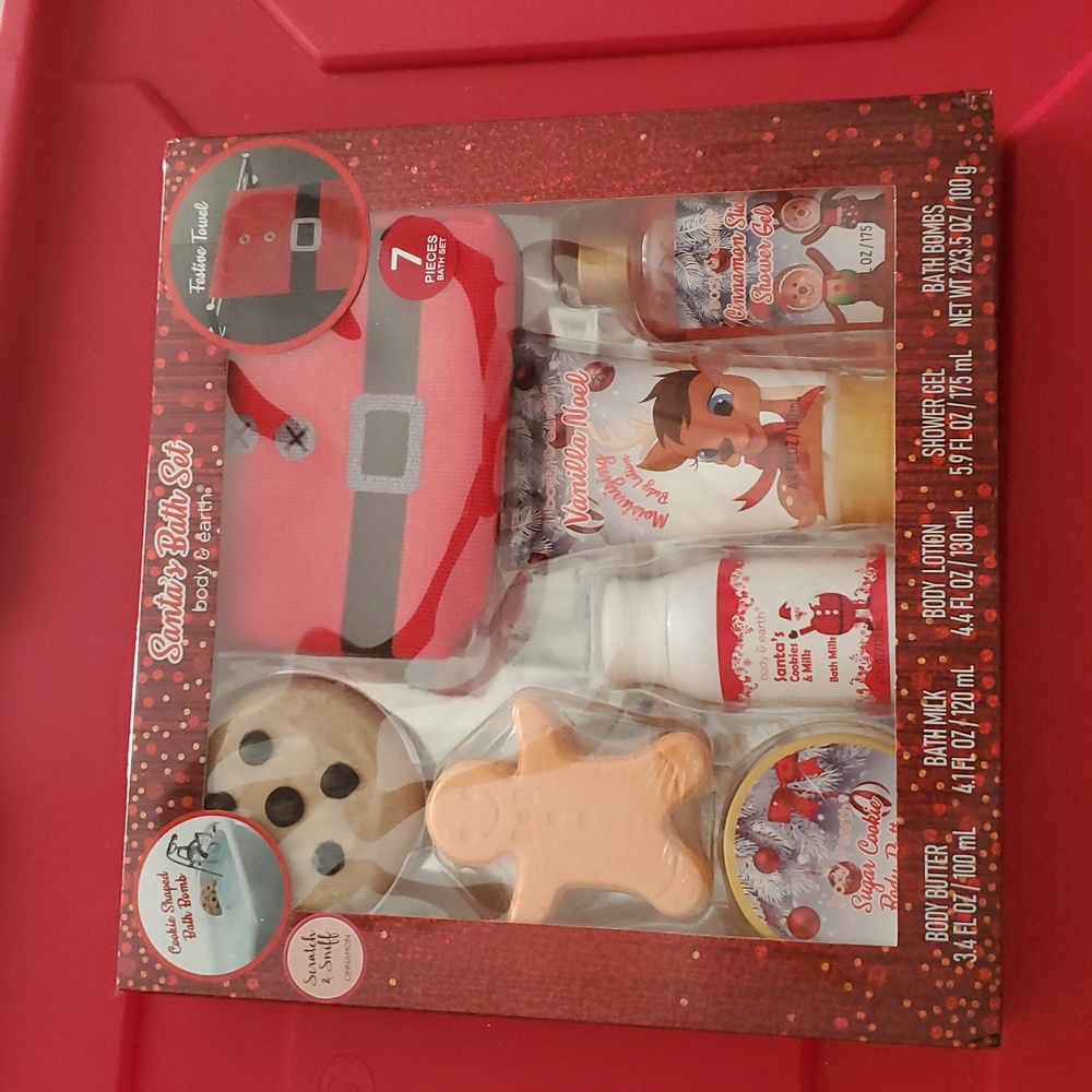 Santa's 7 piece bath set with bath bomb shower gel body butter lotion hand towel